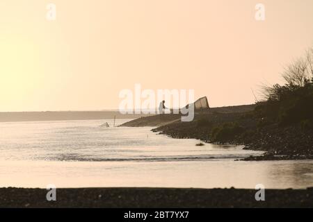 GREYMOUTH, NEUSEELAND, SEPTEMBER 18 2019: Ein Mann arbeitet an der Mündung des Taramakau River an der Westküste der Südinsel seinen Whitebaiting-Stand Stockfoto