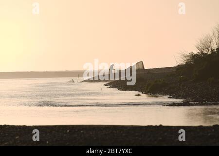 GREYMOUTH, NEUSEELAND, SEPTEMBER 18 2019: Ein Mann arbeitet an der Mündung des Taramakau River an der Westküste der Südinsel seinen Whitebaiting-Stand Stockfoto