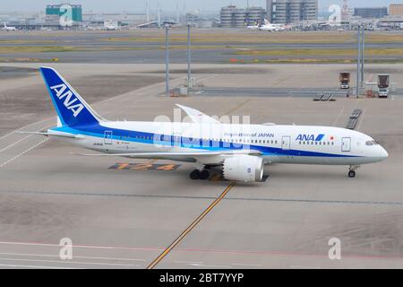 Alle Nippon Airways ANA Boeing 787 Dreamliner am Tokyo Haneda International Airport (HND). Flugzeug 787-8 der japanischen Fluggesellschaft registriert als JA801A. Stockfoto