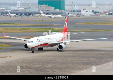 Shanghai Airlines fliegt vom Flughafen Pudong in China mit dem Airbus A330 B-6097 an. Flügelspannweite des Flugzeugs. Shangai Airlines Flugzeug. Stockfoto