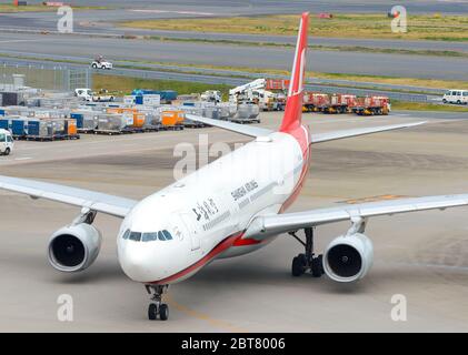 Shanghai Airlines Airbus A330, Rückflug vom Flughafen Shanghai Pudong. A330-300 B-6097 Flugzeuge Rollen auf Haneda International Airport. Chinesische Fluggesellschaft. Stockfoto