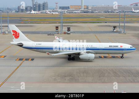 Air China Flugzeug Airbus A330-300 rollt am Haneda Flughafen Tokyo Japan. B-5947 A330. Stockfoto