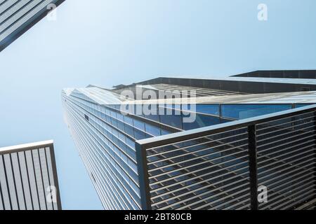 DC Tower, Wien, Österreich, 8. Mai 2016. Blick von unten auf den Gipfel des dominanten Geschäftszentrums der Wiener Innenstadt, des Wolkenkratzers DC Tower. Stockfoto