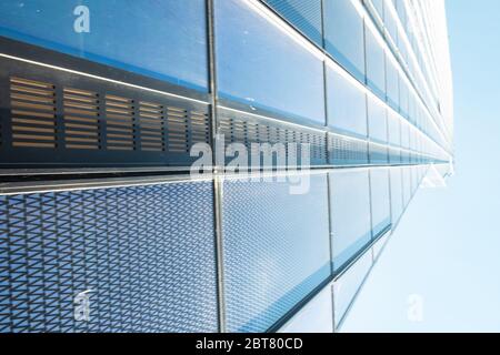 Wien, Österreich, 8. Mai 2016. Strukturierte Fassade aus Glas und Stahl. Dominant des Geschäftszentrums der Stadt. DC Tower, 250 m hoch, 220 m pl Stockfoto