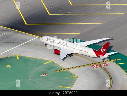 Virgin Atlantic Aircraft Boeing 787 Dreamliner Luftaufnahme. Flugzeug auf einer internationalen Flughafen-Start- und Landebahn vor Abflug nach Gatwick. B787 G-VFAN. Stockfoto