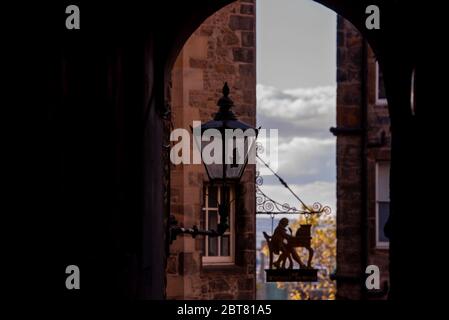 Schild für das Writers Museum Edinburgh durch Torbogen mit altem Laterne Licht Stockfoto