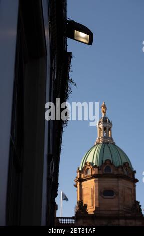 Goddess Statue auf dem Dach der Lloyds Banking Group mit Gerüstbau und hellblauem Himmel, Edinburgh Stockfoto