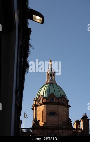 Goddess Statue auf dem Dach der Lloyds Banking Group mit Gerüstbau und hellblauem Himmel, Edinburgh Stockfoto