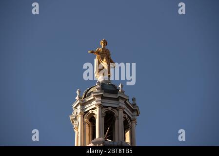 Goddess Statue auf dem Dach der Lloyds Banking Group mit Gerüstbau und hellblauem Himmel, Edinburgh Stockfoto