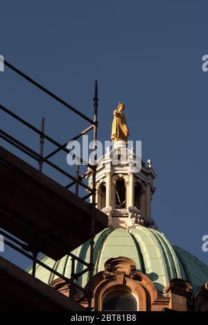 Goddess Statue auf dem Dach der Lloyds Banking Group mit Gerüstbau und hellblauem Himmel, Edinburgh Stockfoto