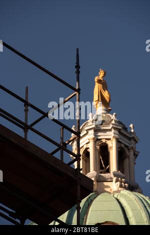 Goddess Statue auf dem Dach der Lloyds Banking Group mit Gerüstbau und hellblauem Himmel, Edinburgh Stockfoto