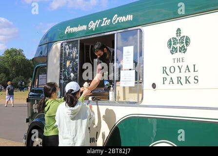 Eiswagen in Kensington Gardens, während der Coronavirus-Pandemie, bei der Mitarbeiter und Kunden Masken tragen, in London, Großbritannien Stockfoto