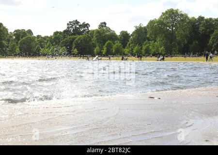 Ein sehr windiger Samstag am Wochenende der Maifeiertage, 23. Mai, auf dem Round Pond, in Kensington Gardens, im Westen Londons, Großbritannien Stockfoto