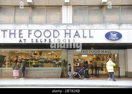 Die Food Hall in Selfridges wird wieder eröffnet, da die Beschränkungen für Coronavirus gelockert und Sicherheitsmaßnahmen eingeführt werden, London, Großbritannien Stockfoto