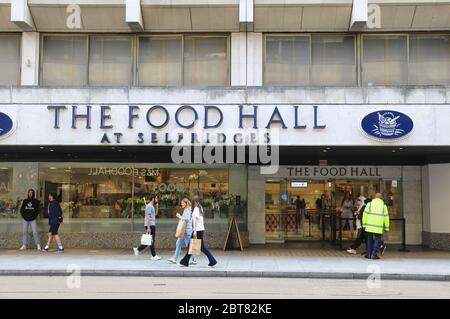 Die Food Hall in Selfridges wird wieder eröffnet, da die Beschränkungen für Coronavirus gelockert und Sicherheitsmaßnahmen eingeführt werden, London, Großbritannien Stockfoto