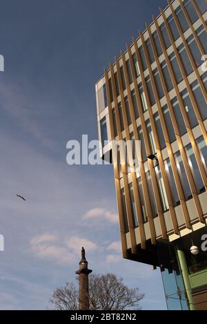 Modernes Gebäude mit rechteckigen Fenstern mit Melville Monument für Henry Dundas, 1. Viscount Melville in St Andrew Square Edinburgh Stockfoto