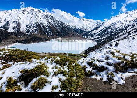 Bergsee im Frühling Zailiyskiy Alatau Bergkette Stockfoto