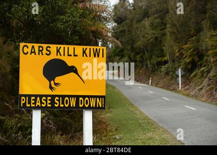 Ein Straßenschild warnt die Fahrer vor Kiwi, wenn sie nach Okarito auf Neuseelands Südinsel fahren Stockfoto