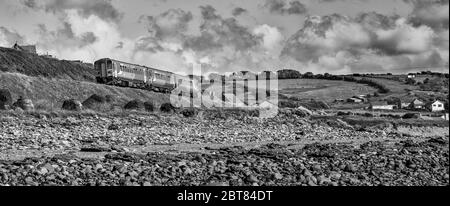 Northern Rail Klasse 153 + 156 über Mossbay, Workington auf der Cumbrian Coast Railway Linie Stockfoto