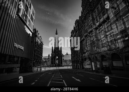 Das Scott Monument Edinburgh von einer verlassenen St David Street während der Aussperrung im Sommer 2020. Dramatische Schwarzweiß-Aufnahme. Stockfoto