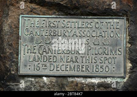 Detail einer Tafel auf Pilgrim Rock, einem Denkmal für die ursprünglichen Canterbury-Pilger, die sich im Dezember 1850 in Christchurch, Neuseeland, niederließen Stockfoto