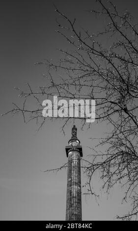 The Melville Monument Henry Dundas, 1st Viscount Melville in St Andrew Square Edinburgh. Dramatische Schwarzweiß-Aufnahme. Stockfoto