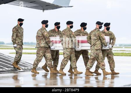 Dover, Usa. Mai 2020. Ein U.S. Army Carry Team überführt die Überreste von 1. LT. Trevarius Bowman aus Spartanburg, South Carolina, während eines würdigen Transfers auf der Dover Air Force Base am 23. Mai 2020 in Dover, Delaware. Bowman starb bei einem nicht-Kampfvorfall auf dem Bagram Air Force Base in Afghanistan. Kredit: Roland Balik/U.S. Air Force/Alamy Live News Stockfoto