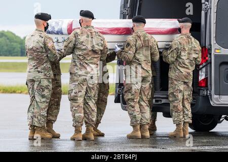 Dover, Usa. Mai 2020. Ein U.S. Army Carry Team überführt die Überreste von 1. LT. Trevarius Bowman aus Spartanburg, South Carolina, während eines würdigen Transfers auf der Dover Air Force Base am 23. Mai 2020 in Dover, Delaware. Bowman starb bei einem nicht-Kampfvorfall auf dem Bagram Air Force Base in Afghanistan. Kredit: Roland Balik/U.S. Air Force/Alamy Live News Stockfoto