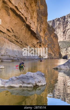 Touristen auf Flößen oder Kanus Rafting auf dem Rio Grande durch Santa Elena Canyon, Big Bend National Park, Texas Stockfoto