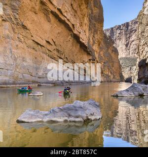 Touristen auf Flößen oder Kanus Rafting auf dem Rio Grande durch Santa Elena Canyon, Big Bend National Park, Texas Stockfoto