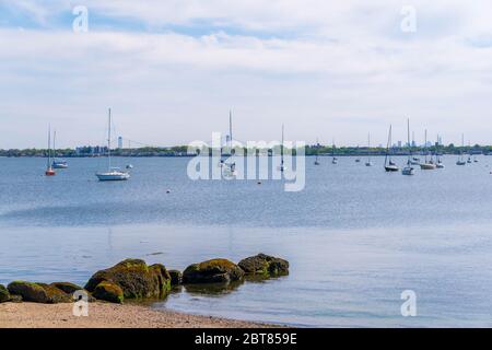 Ruhige Gewässer mit Booten in City Island New York. Stockfoto