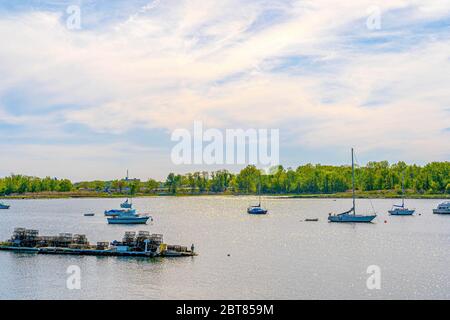 Ruhige Gewässer mit Booten in City Island New York. Stockfoto