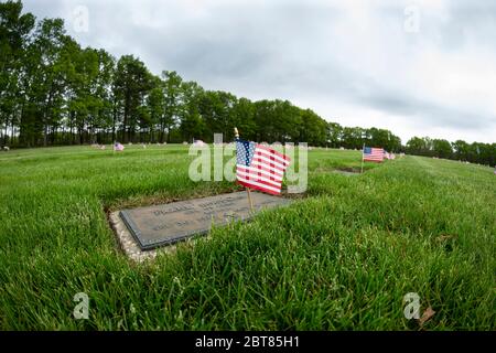 Riverhead, NY - 23. Mai 2020: Blick auf den Calverton National Cemetery für Veteranen während des Memorial Day Wochenendes inmitten der COVID-19 Pandemie in Long Island Stockfoto