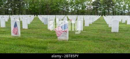 Riverhead, NY - 23. Mai 2020: Blick auf den Calverton National Cemetery für Veteranen während des Memorial Day Wochenendes inmitten der COVID-19 Pandemie in Long Island Stockfoto