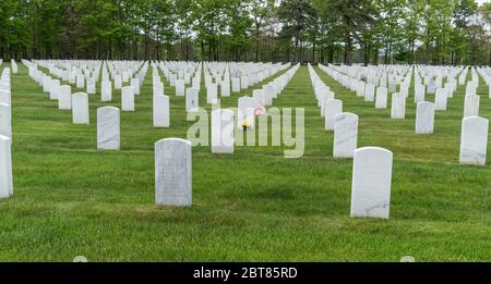 Riverhead, NY - 23. Mai 2020: Blick auf den Calverton National Cemetery für Veteranen während des Memorial Day Wochenendes inmitten der COVID-19 Pandemie in Long Island Stockfoto