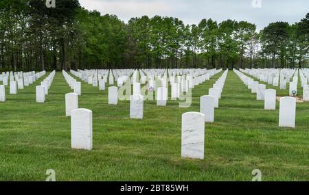 Riverhead, NY - 23. Mai 2020: Blick auf den Calverton National Cemetery für Veteranen während des Memorial Day Wochenendes inmitten der COVID-19 Pandemie in Long Island Stockfoto