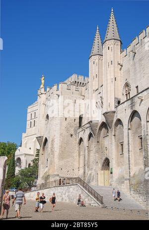 Die Fassade des Papstpalastes (Papstpalast), Avignon, Frankreich, eines der größten und bedeutendsten mittelalterlichen gotischen Gebäude in Europa Stockfoto