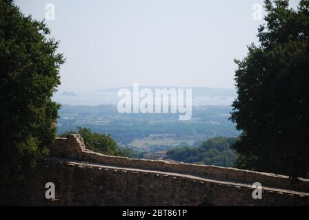 Blick über die Mauern von Grimaud und hinaus auf den Golf von Saint Tropez, Frankreich Stockfoto