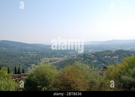 Blick über die Mauern von Grimaud und hinaus auf den Golf von Saint Tropez, Frankreich Stockfoto