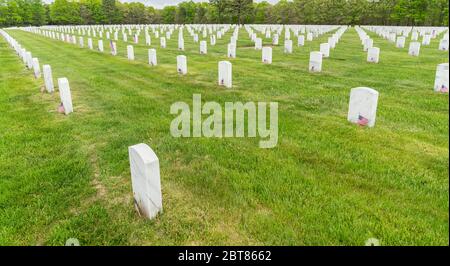 Riverhead, NY - 23. Mai 2020: Blick auf den Calverton National Cemetery für Veteranen während des Memorial Day Wochenendes inmitten der COVID-19 Pandemie in Long Island Stockfoto