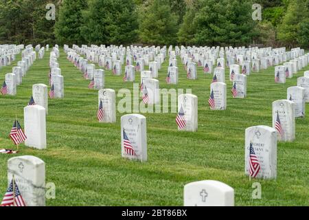 Riverhead, NY - 23. Mai 2020: Blick auf den Calverton National Cemetery für Veteranen während des Memorial Day Wochenendes inmitten der COVID-19 Pandemie in Long Island Stockfoto