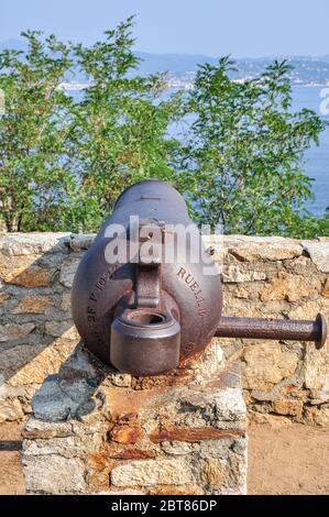 Kanone zielte über die Mauer der Zitadelle von St Tropez und zeigte über den Golf von St Tropez in Richtung Sainte-Maxime, Frankreich Stockfoto