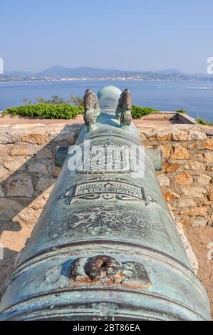 Kunstvolle Bronzekanone, die über die Mauer der Zitadelle von St-Tropez gerichtet war und über den Golf von St Tropez in Richtung Sainte-Maxime, Frankreich, zeigte Stockfoto