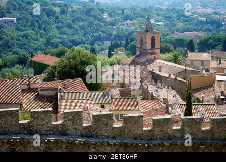 Die Kirche von St Michel de Grimaud das Dorf Grimaud und die umliegenden Mauern, von Grimaud Castle, Cote D'Azur, Frankreich genommen Stockfoto