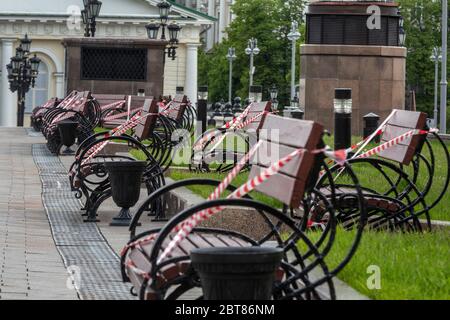 Moskau, Russland. 22. Mai, 2020 Bänke mit Signalband auf dem Manezhnaya Platz in Moskau während der COVID-19 Coronavirus-Epidemie und Selbstisolierung Regime in Moskau, Russland gebunden Stockfoto