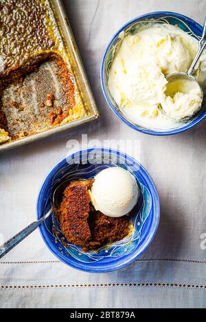 Sticky Toffee Pudding mit Vanille-Eis Stockfoto