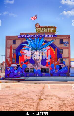 Berühmtes riesiges Wandgemälde auf der Seite des Tucson Warehouse & Transfer Co Gebäudes im Kunstviertel von Tucson AZ