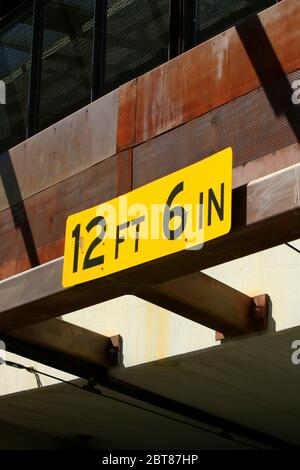12ft 6 Zoll gelbes Schild über einem Tunneleingang in Downtown Tucson, AZ Stockfoto