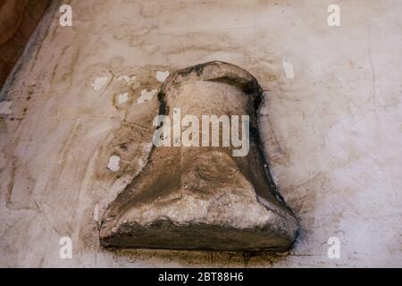 Sutri Italien September 27, 2019 Nahaufnahme der archäologischen dekorativen Überreste des antiken Roms in den Straßen der mittelalterlichen Stadt Sutri Stockfoto
