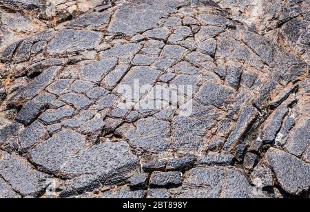 Details von alten Lavaströmen rissig und erodiert im Laufe der Zeit, Hawaii Volcanoes National Park, Hawaii, USA. Stockfoto